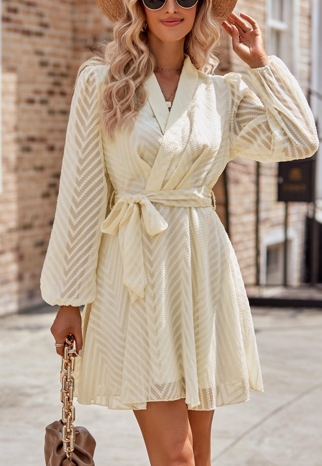 Vestido con cuello chal y estampado de chevron