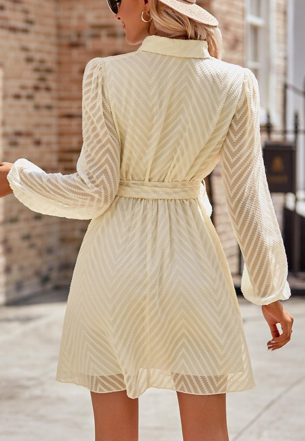 Vestido con cuello chal y estampado de chevron