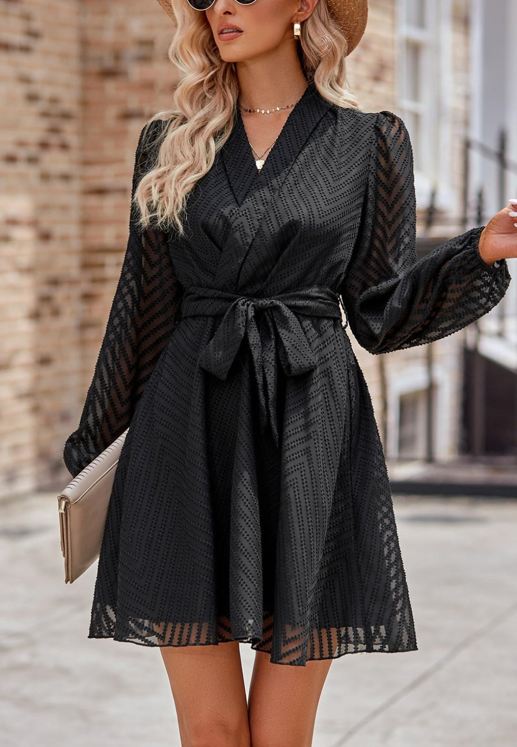 Vestido con cuello chal y estampado de chevron