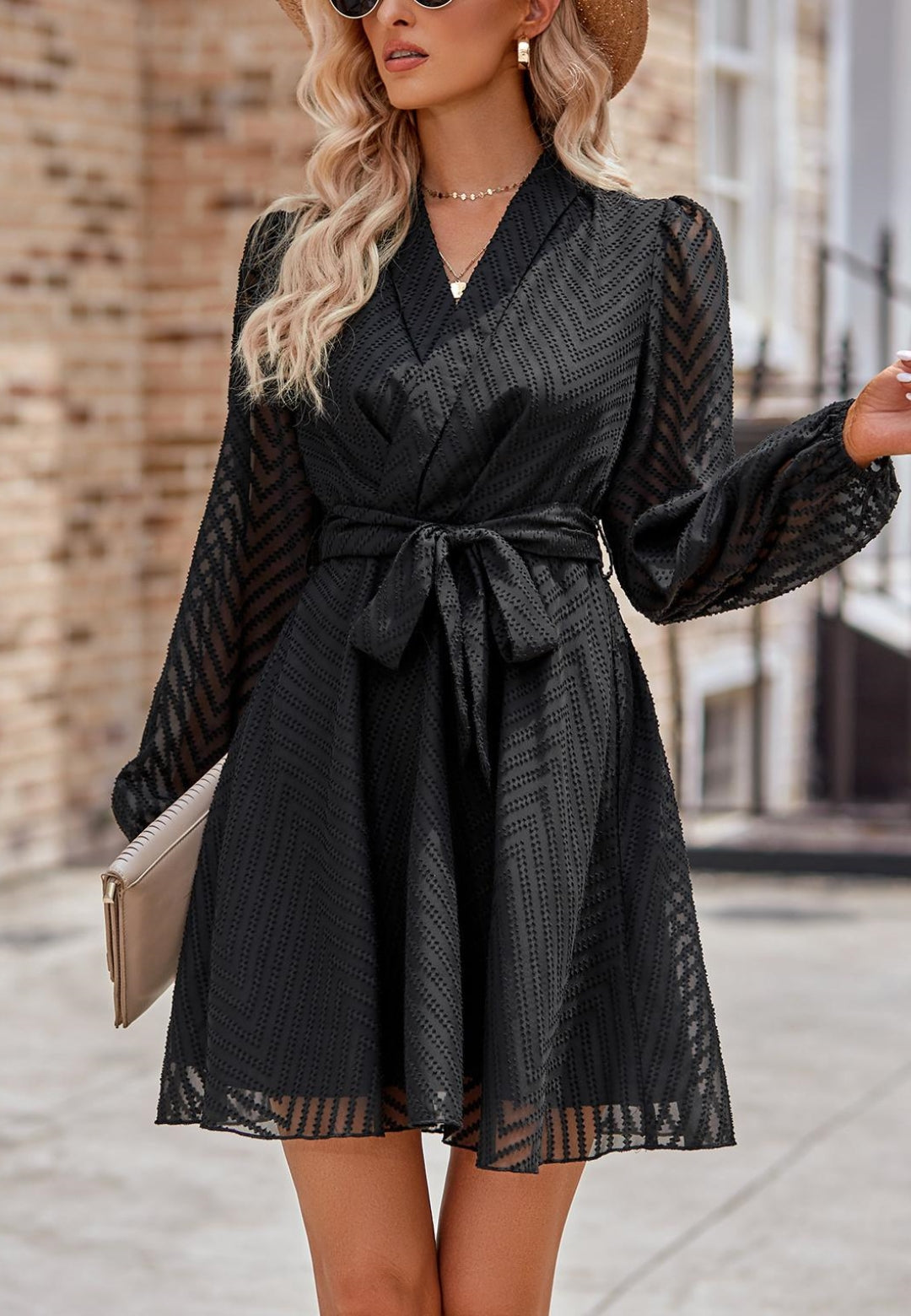 Vestido con cuello chal y estampado de chevron