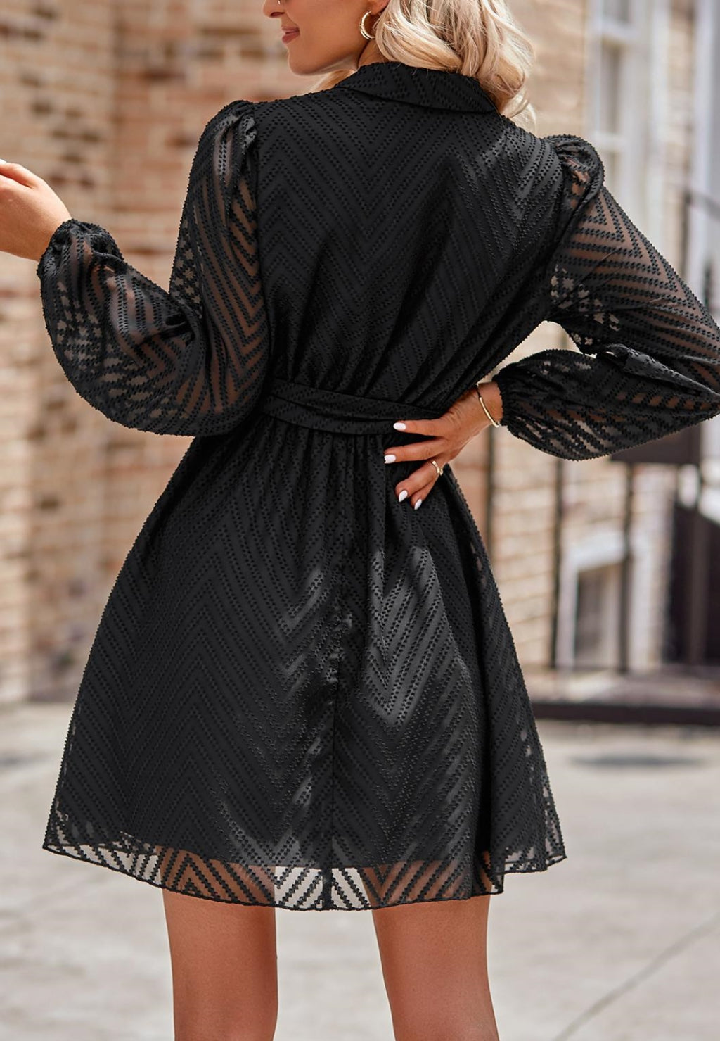 Vestido con cuello chal y estampado de chevron