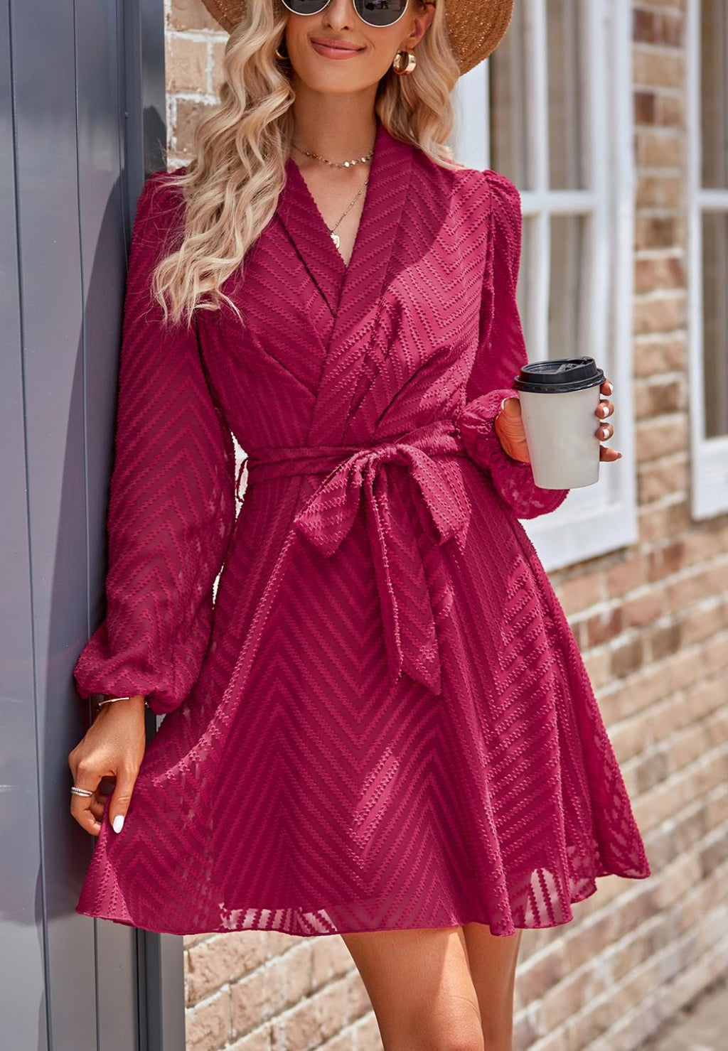 Vestido con cuello chal y estampado de chevron
