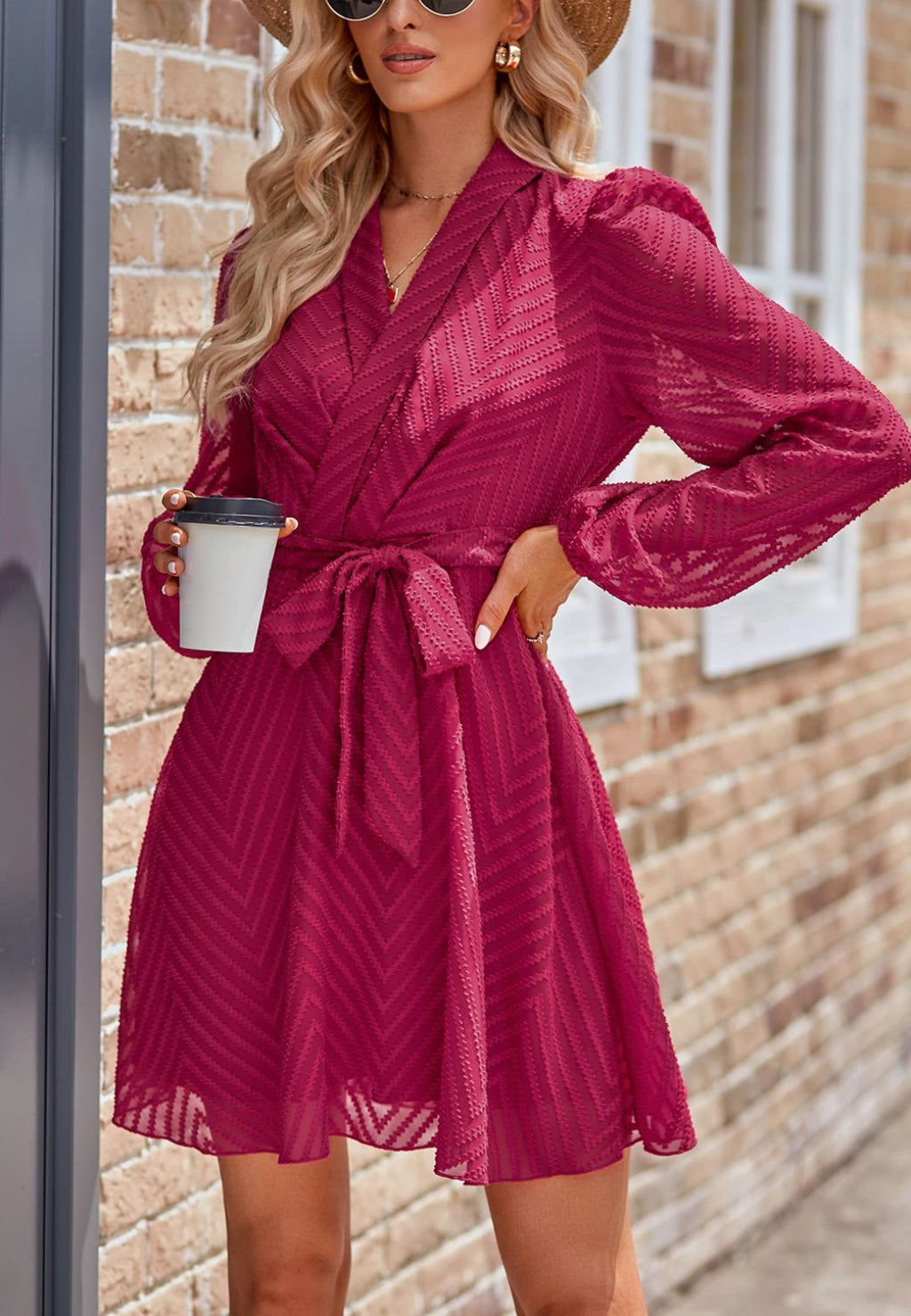 Vestido con cuello chal y estampado de chevron