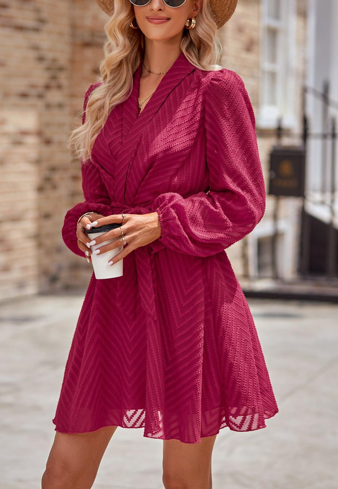 Vestido con cuello chal y estampado de chevron