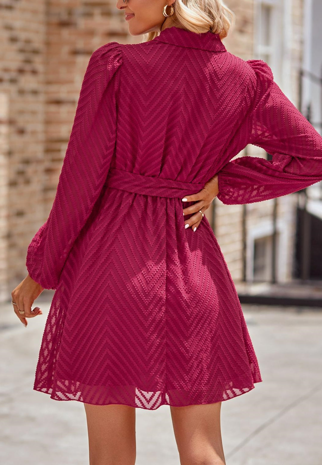 Vestido con cuello chal y estampado de chevron