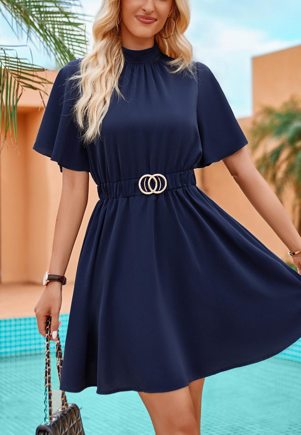 Vestido con cinturón y cuello alto