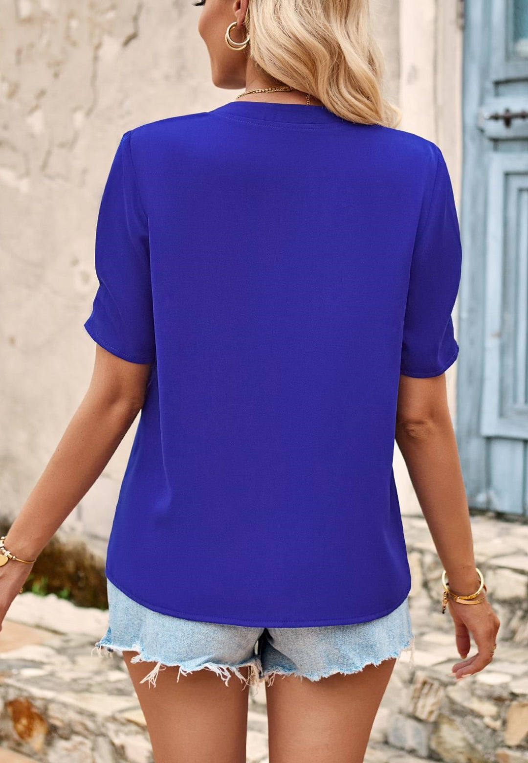 Blusa plisada con cuello alto en la parte delantera