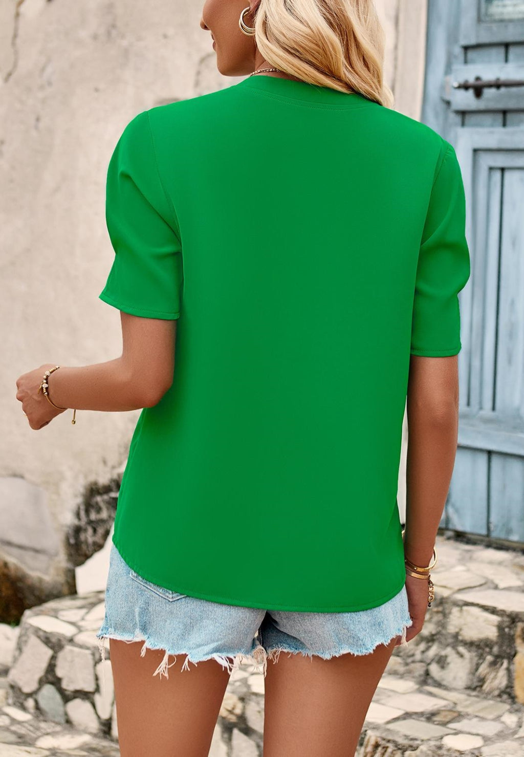 Blusa plisada con cuello alto en la parte delantera