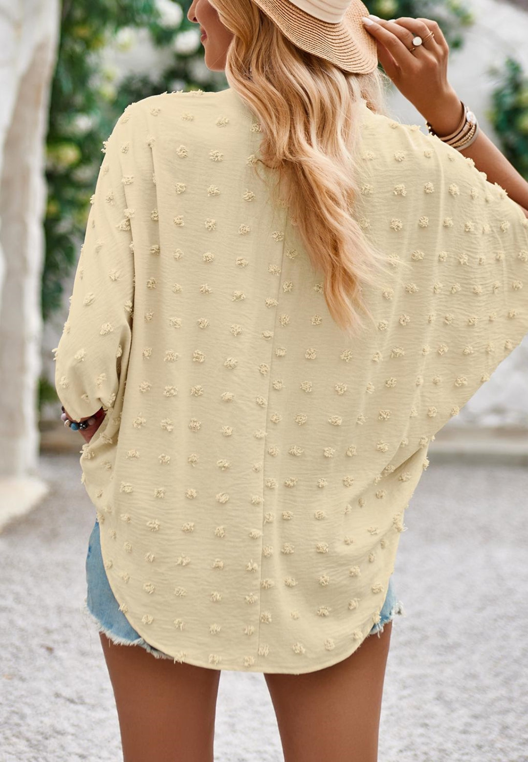 Blusa con mangas de murciélago y lunares suizos