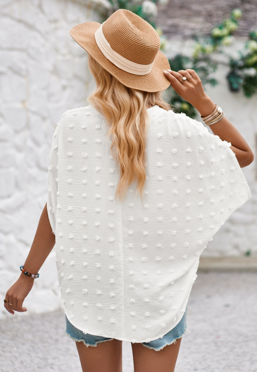 Blusa con mangas de murciélago y lunares suizos