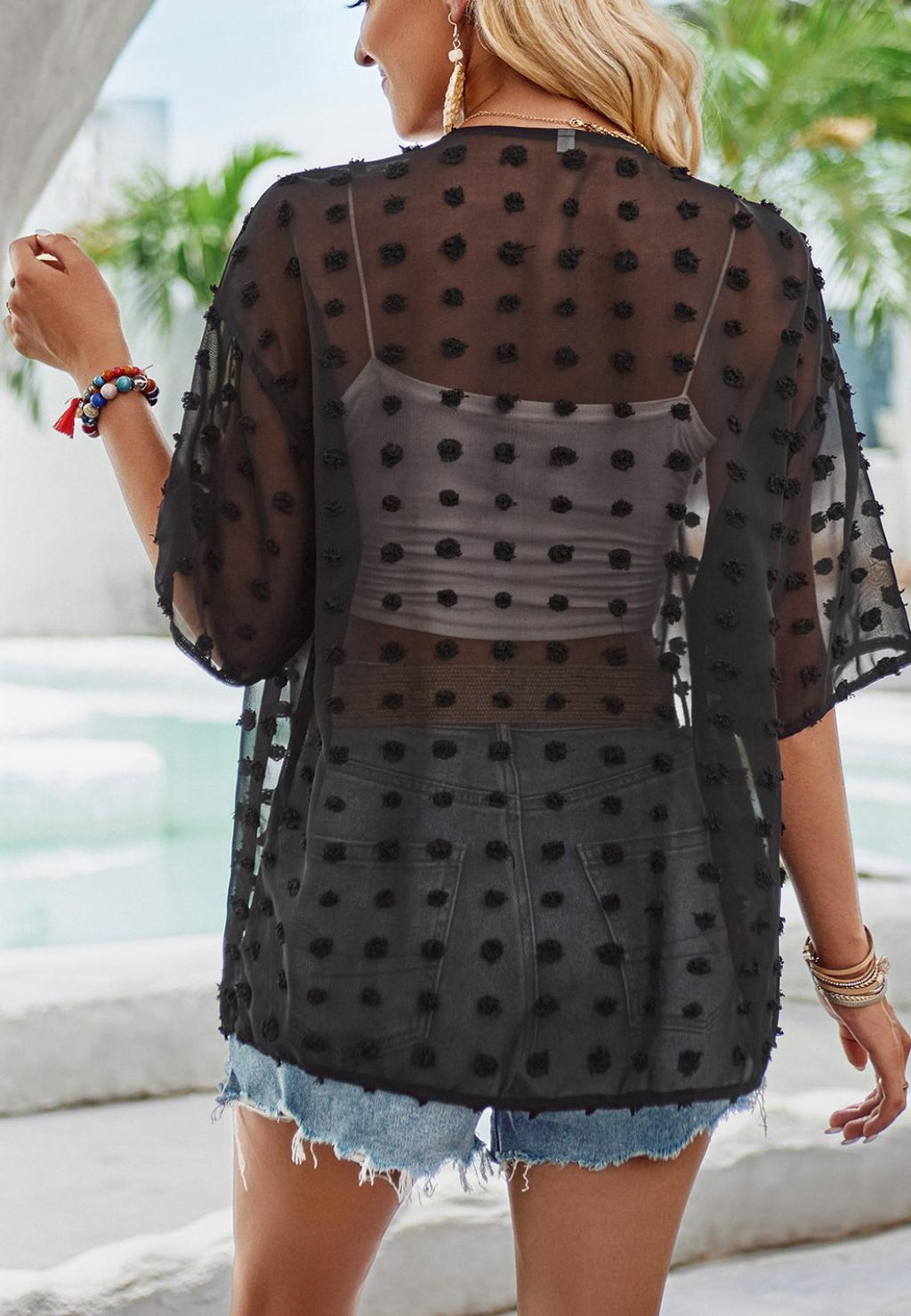 Vestido playero de lunares suizos con cuello drapeado