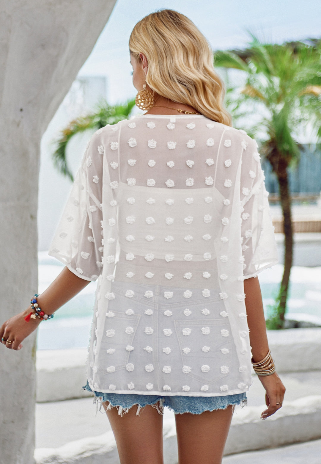 Vestido playero de lunares suizos con cuello drapeado