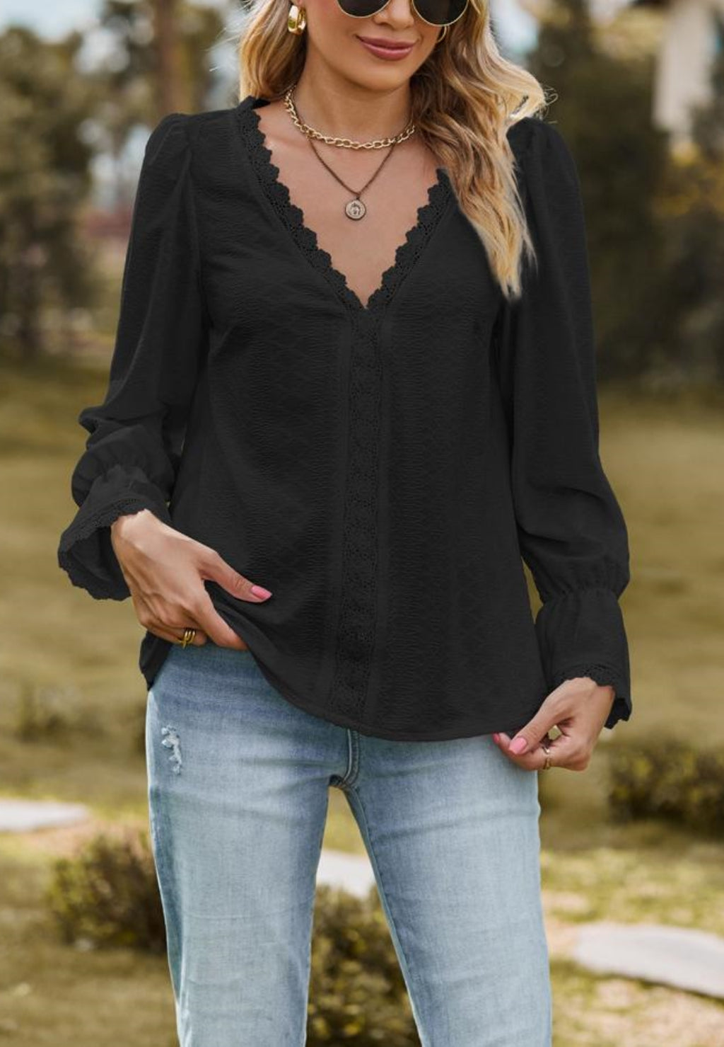 Blusa texturizada con escote en V y ribete de encaje