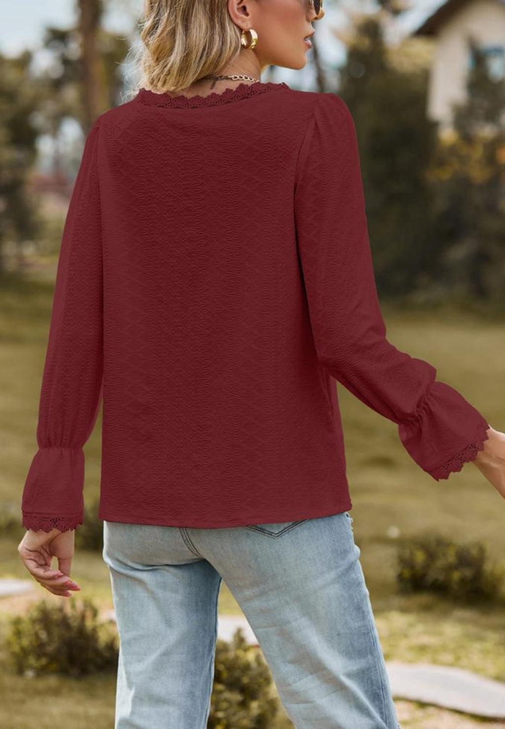 Blusa texturizada con escote en V y ribete de encaje
