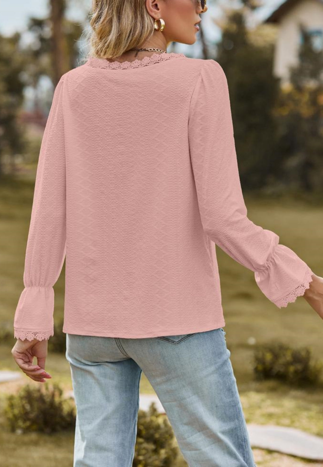 Blusa texturizada con escote en V y ribete de encaje