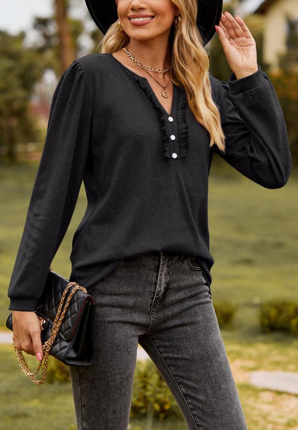 Top Henley con volantes y escote en V dividido