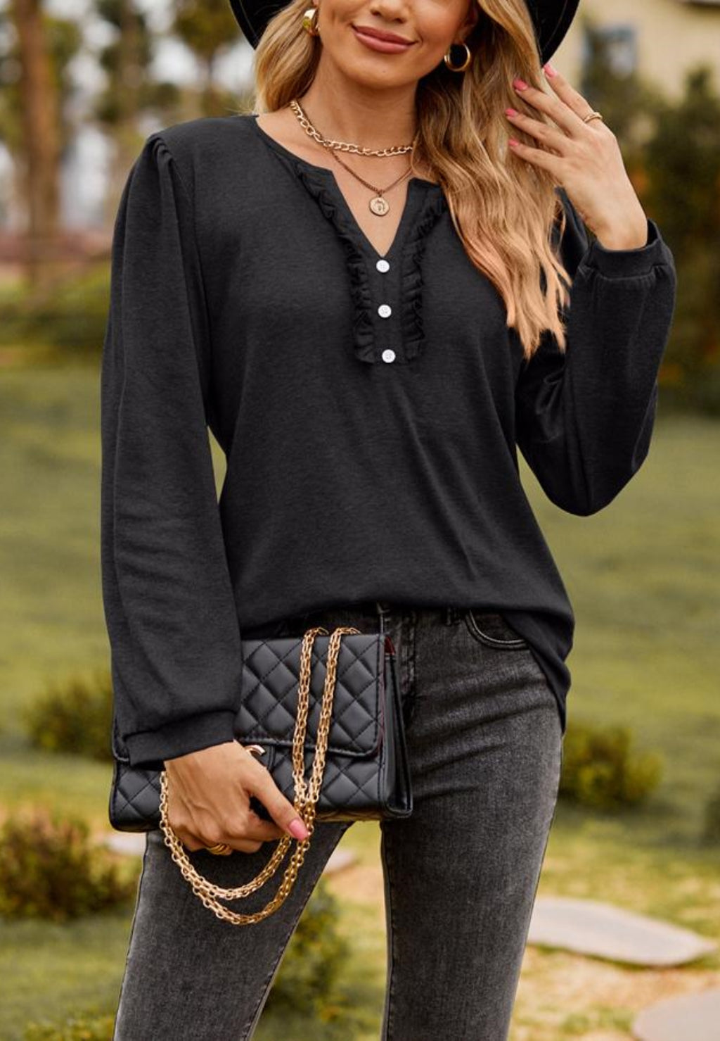 Top Henley con volantes y escote en V dividido