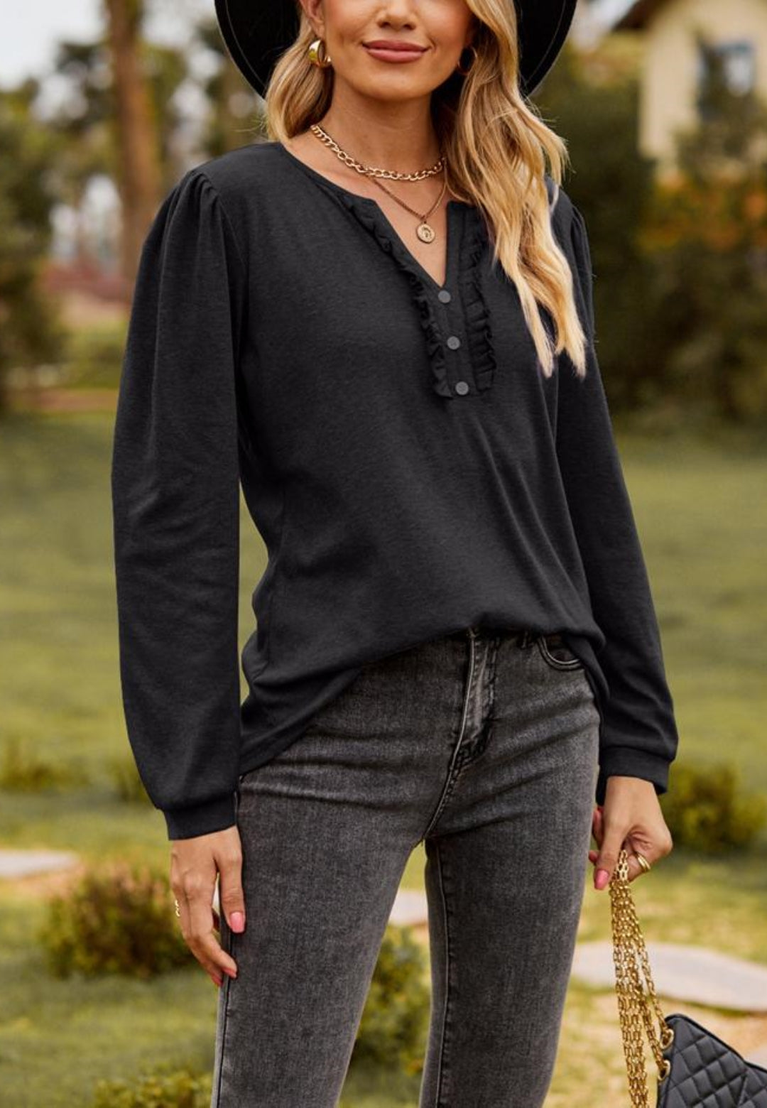 Top Henley con volantes y escote en V dividido