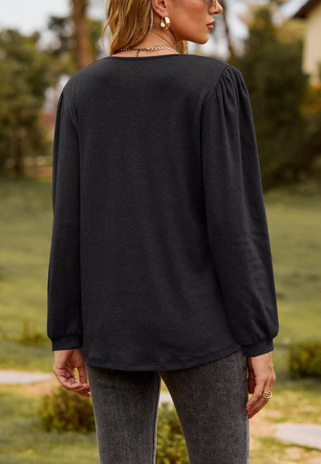 Top Henley con volantes y escote en V dividido