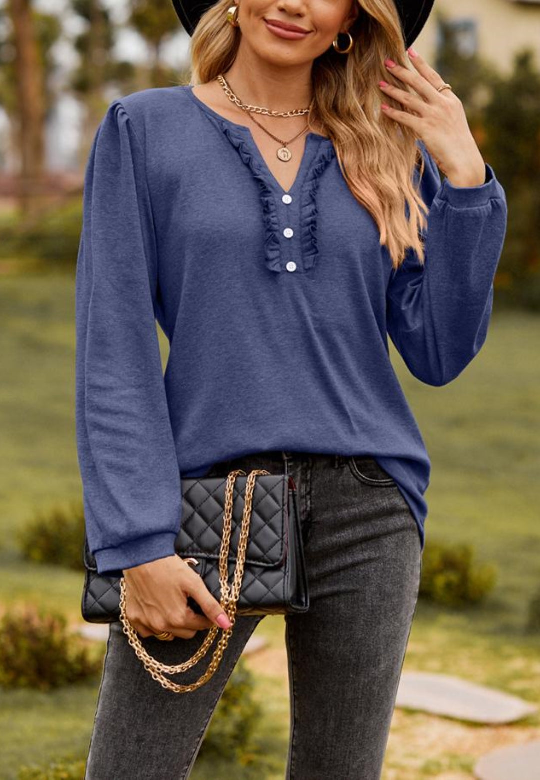 Top Henley con volantes y escote en V dividido