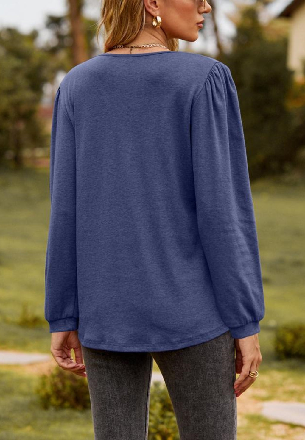 Top Henley con volantes y escote en V dividido