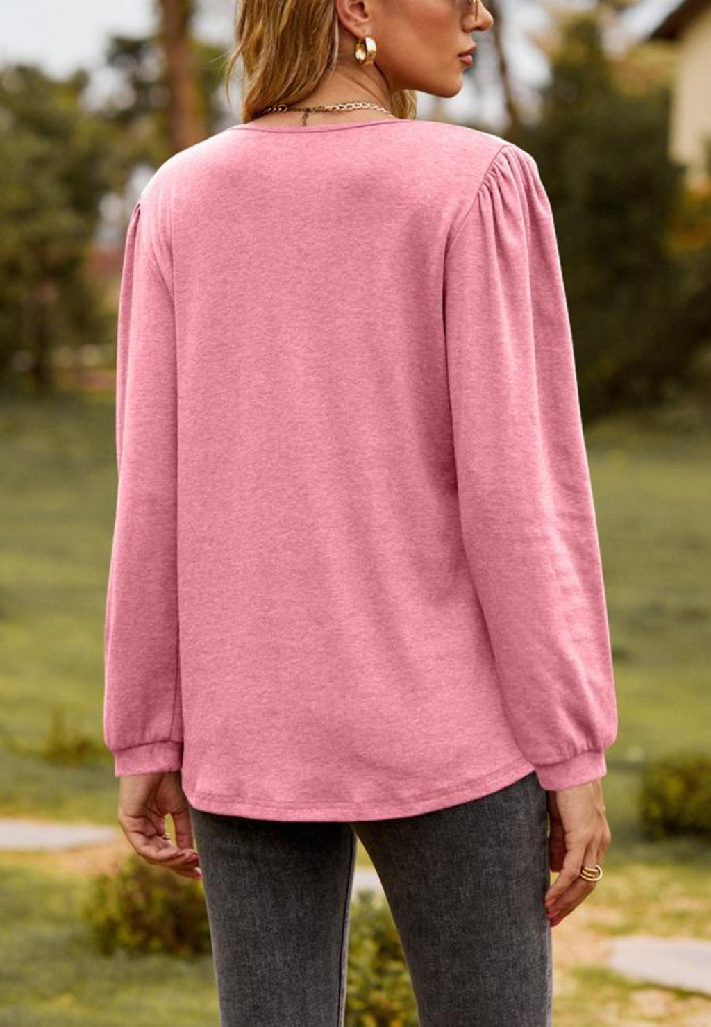 Top Henley con volantes y escote en V dividido