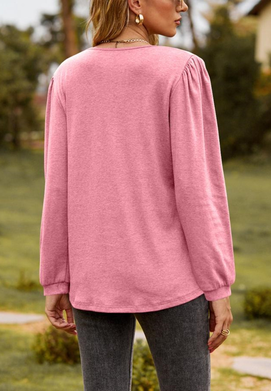 Top Henley con volantes y escote en V dividido