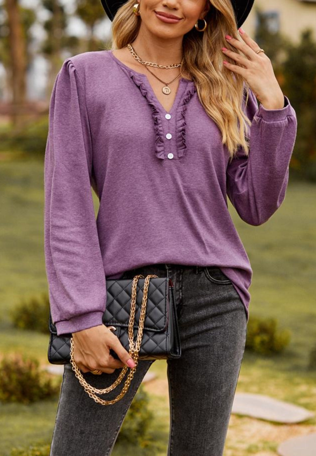Top Henley con volantes y escote en V dividido