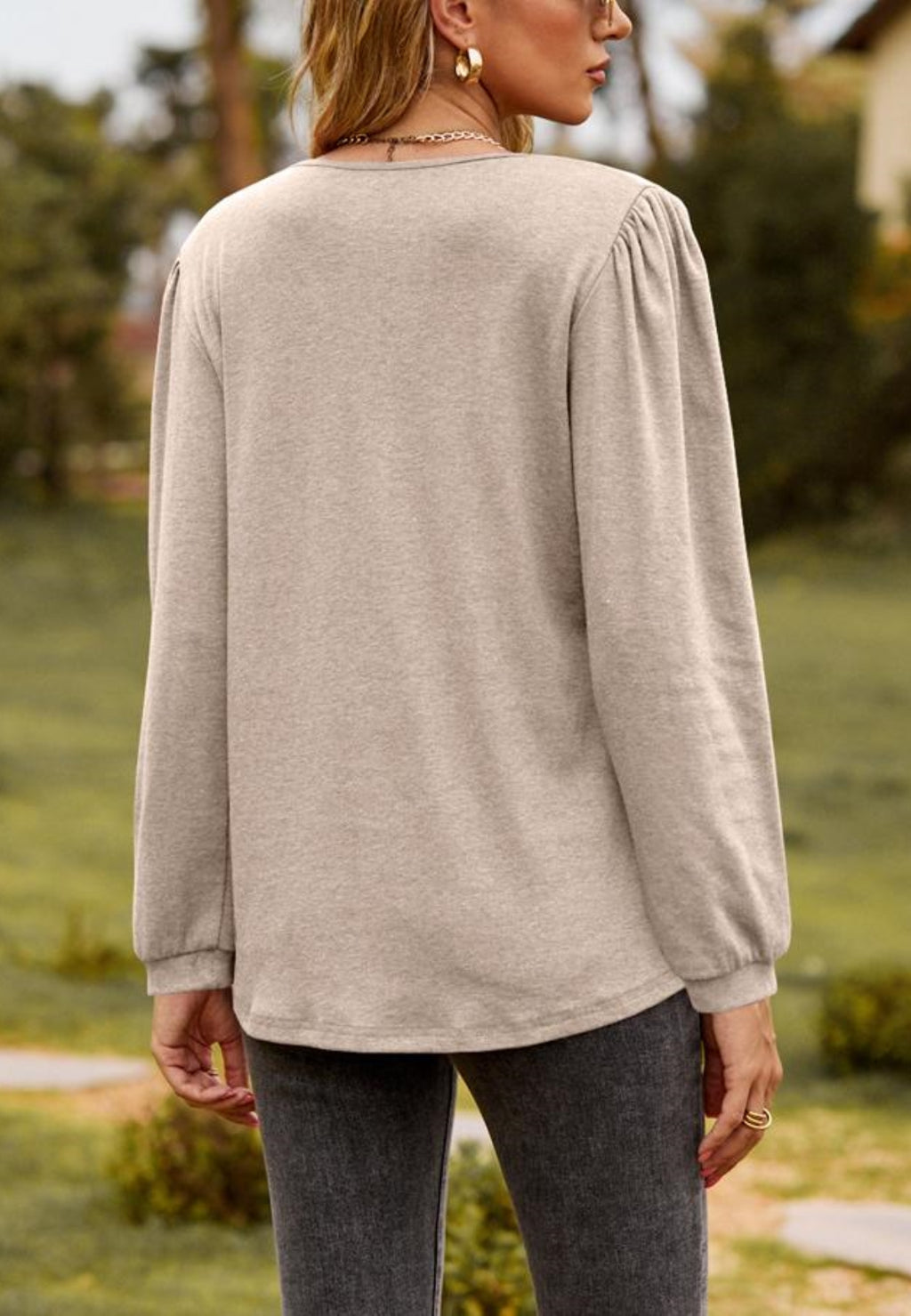 Top Henley con volantes y escote en V dividido