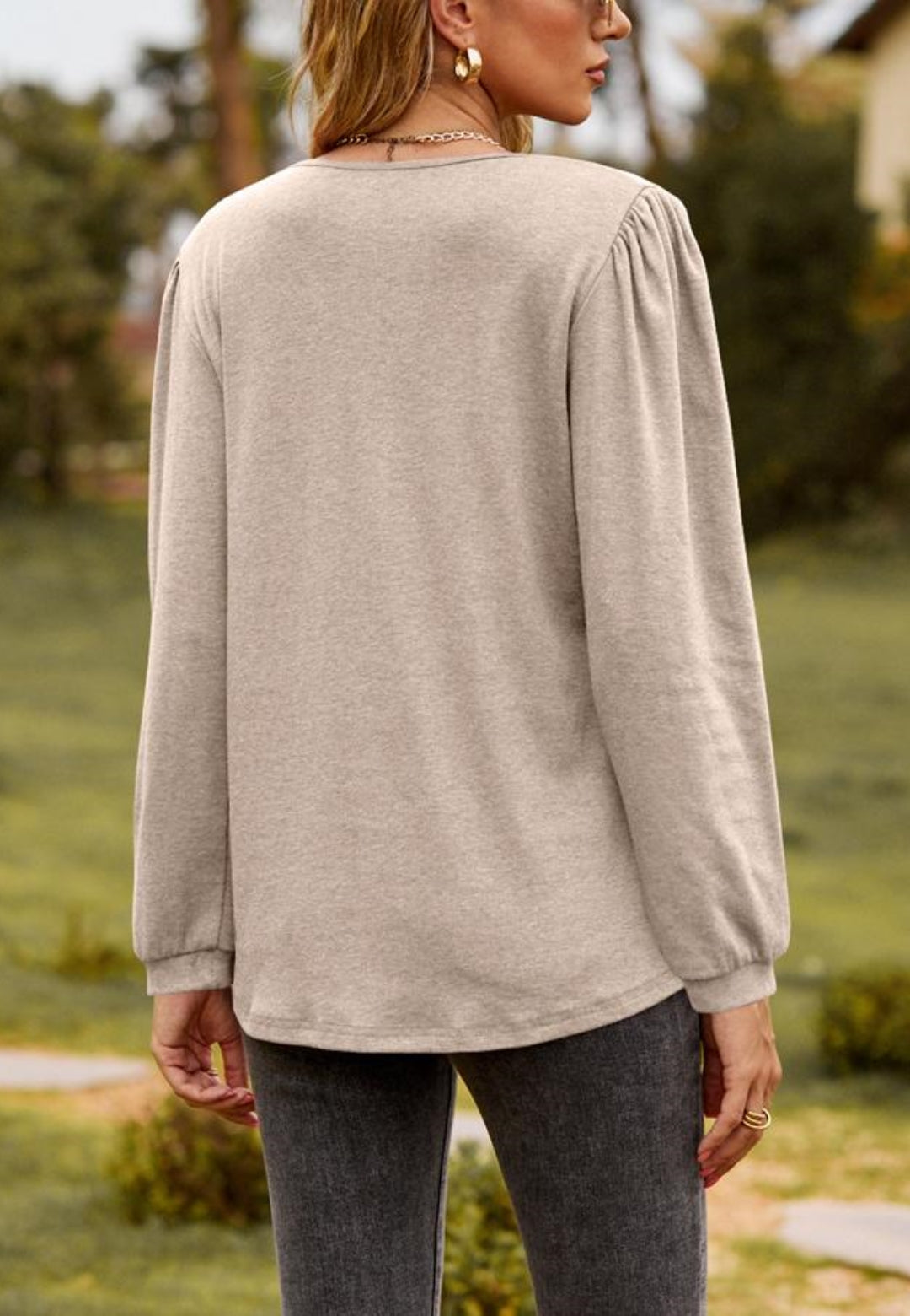 Top Henley con volantes y escote en V dividido