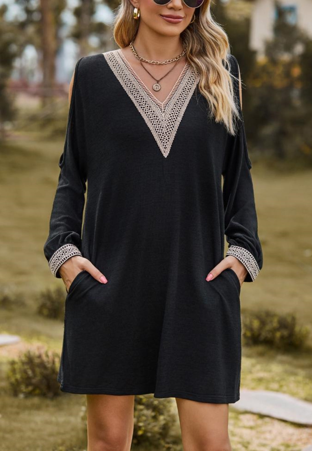 Vestido de crochet con escote en V y hombros descubiertos