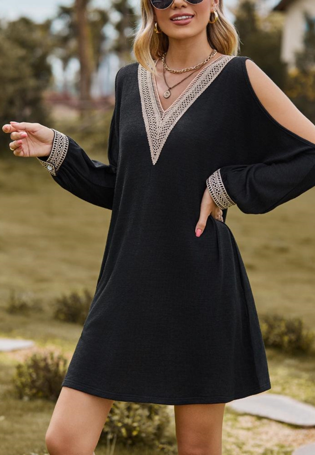 Vestido de crochet con escote en V y hombros descubiertos