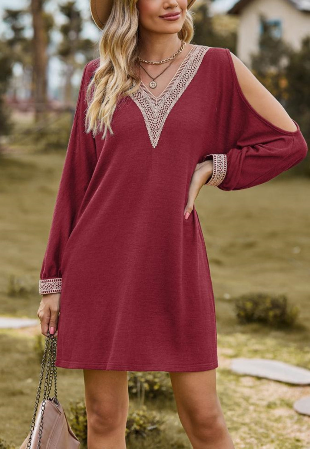 Vestido de crochet con escote en V y hombros descubiertos