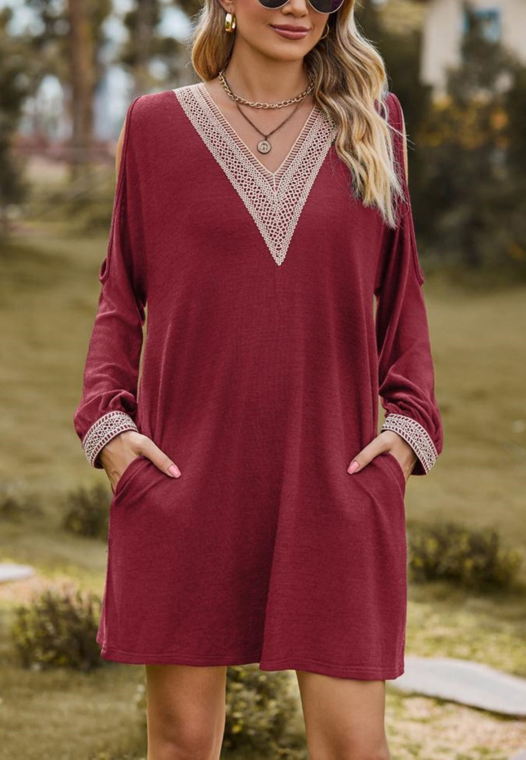 Vestido de crochet con escote en V y hombros descubiertos