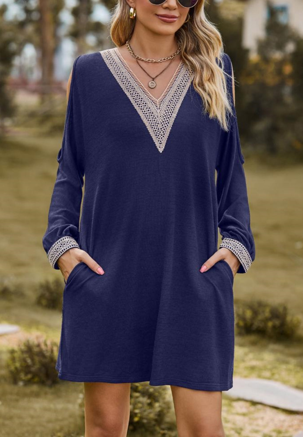 Vestido de crochet con escote en V y hombros descubiertos