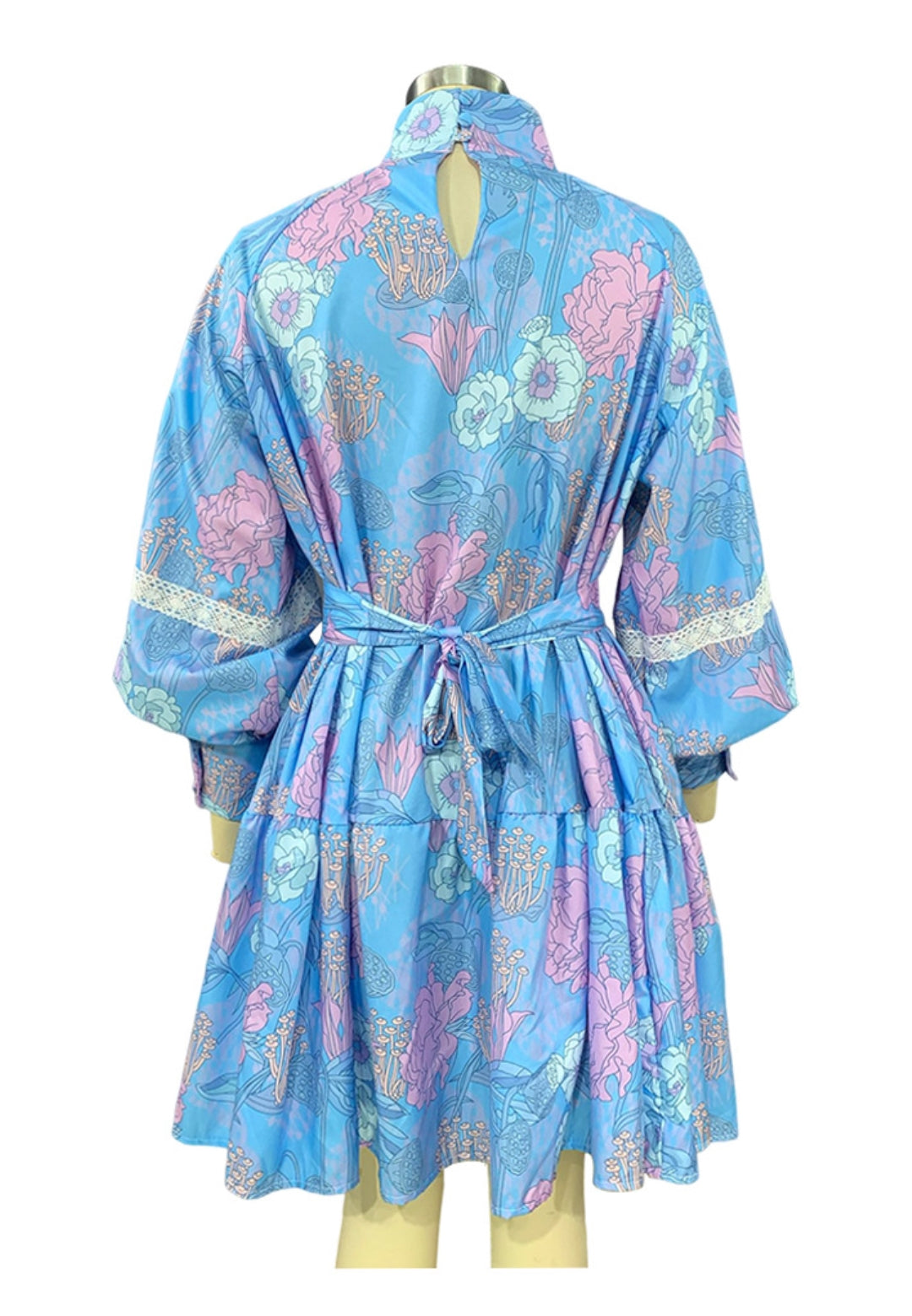 Vestido de cuello alto con mangas de obispo
