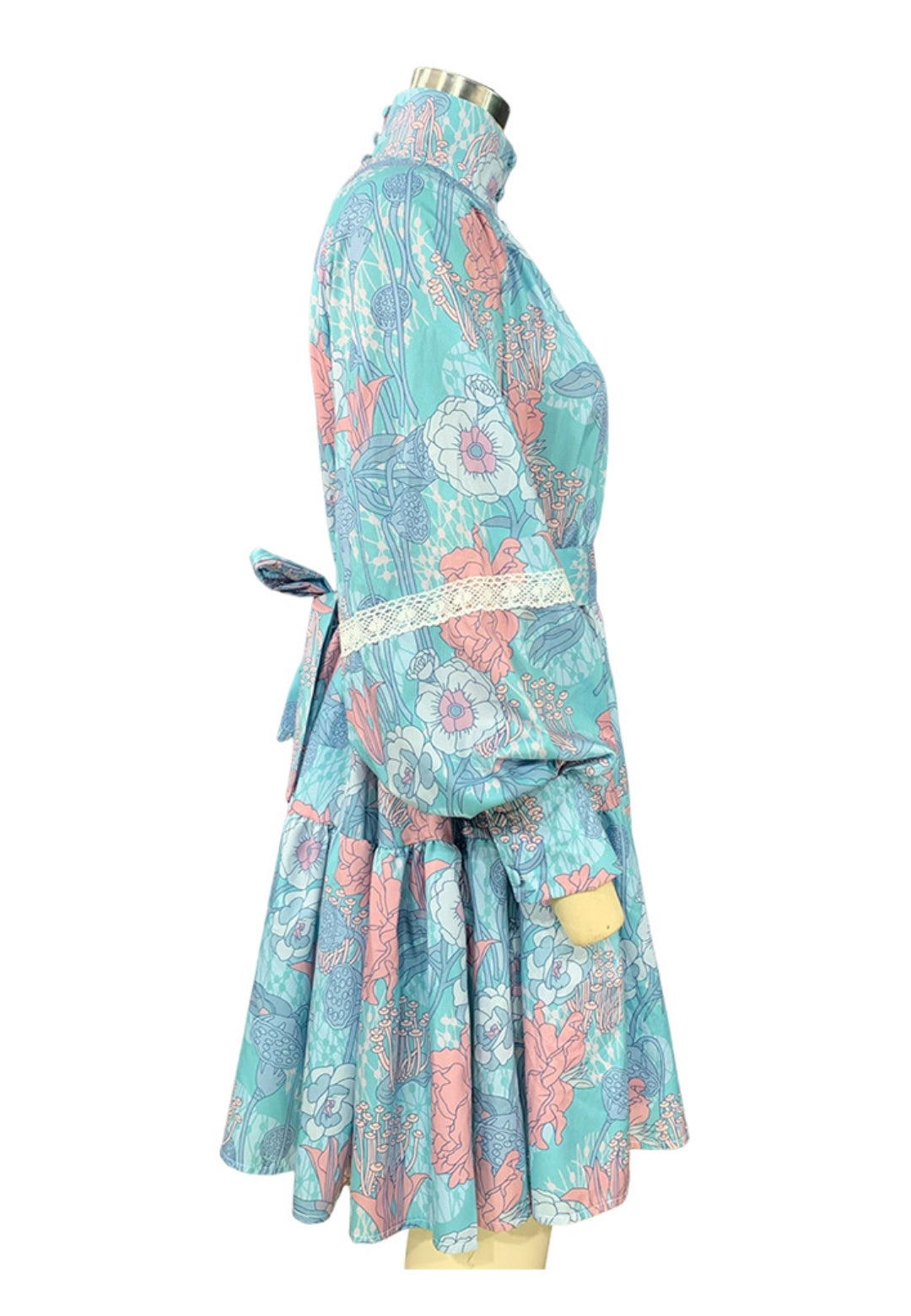 Vestido de cuello alto con mangas de obispo
