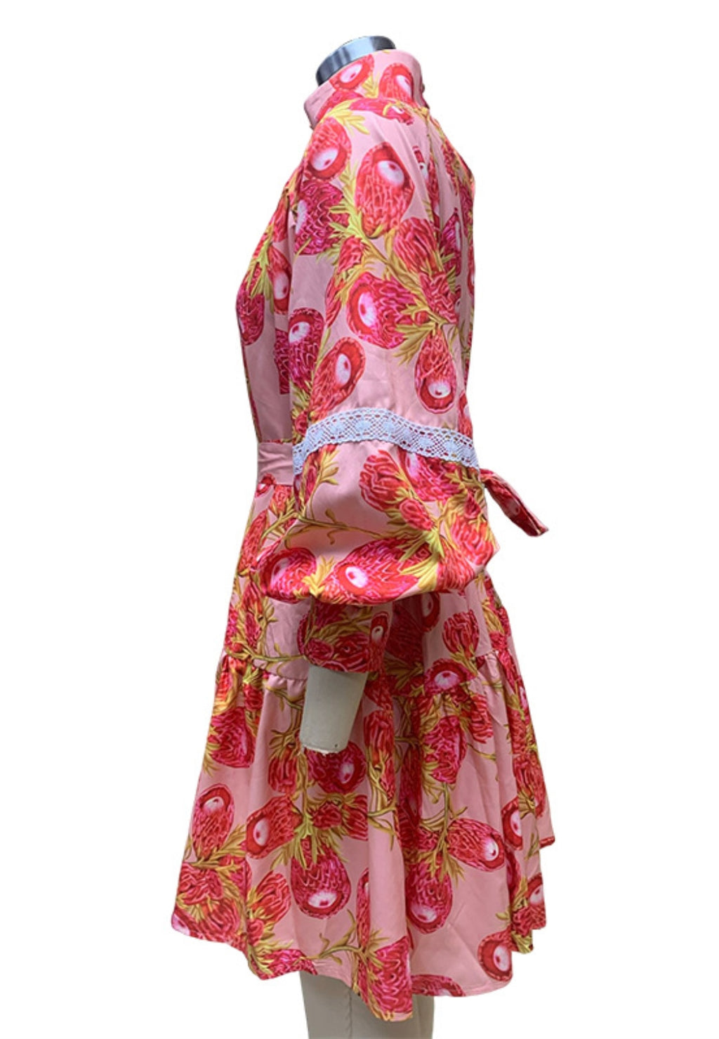 Vestido de cuello alto con mangas de obispo