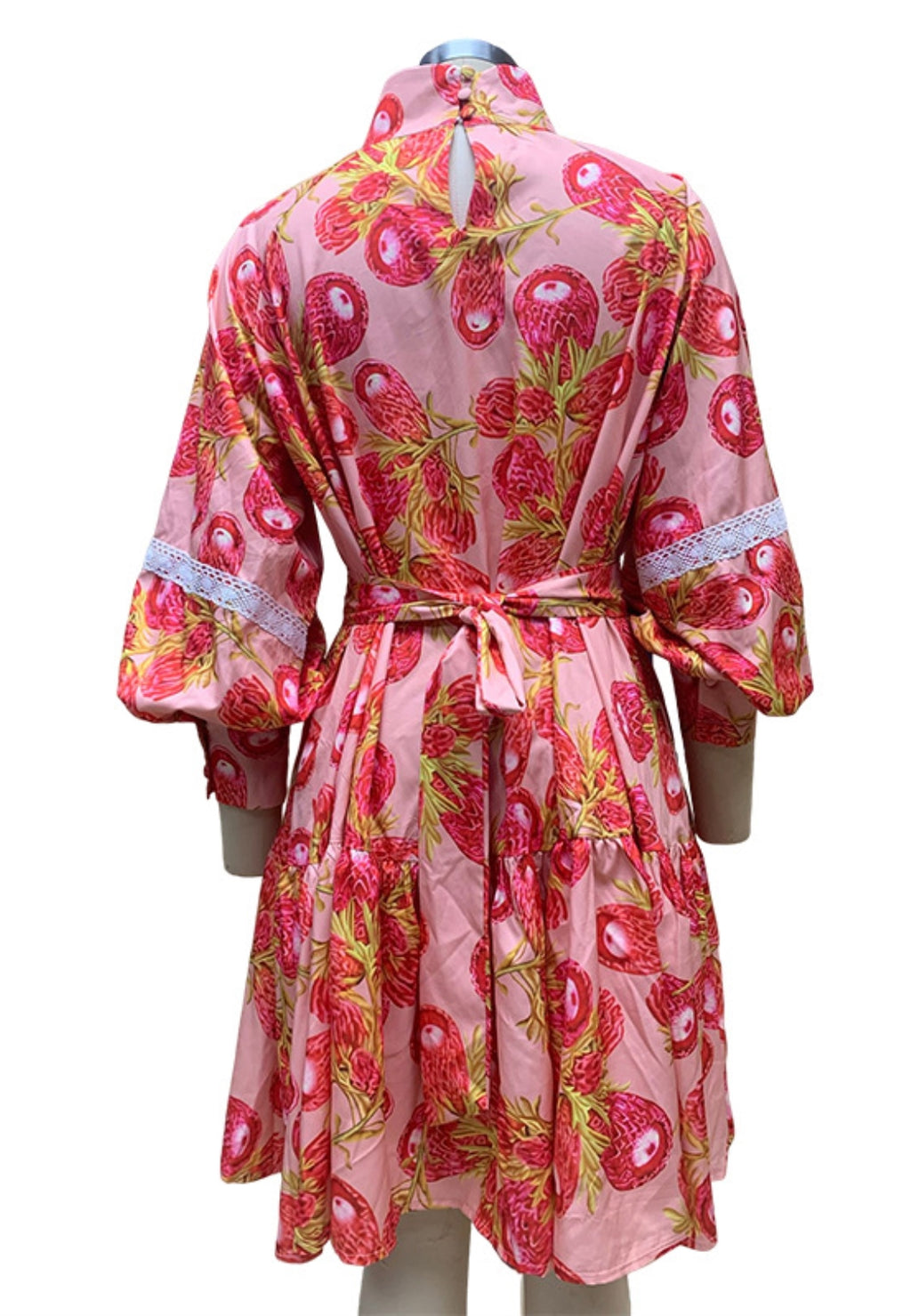 Vestido de cuello alto con mangas de obispo