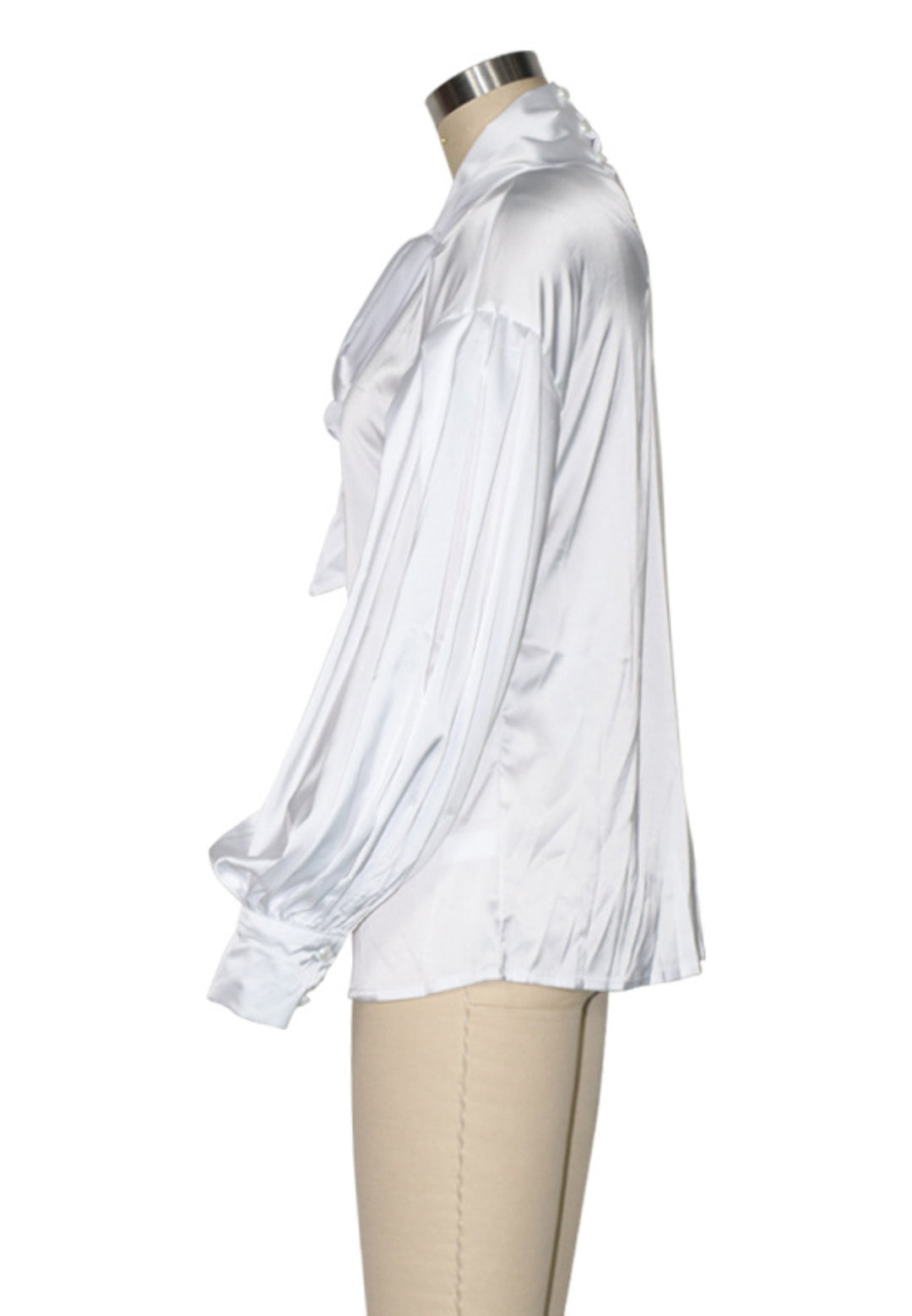 Blusa de satén con lazo en el cuello