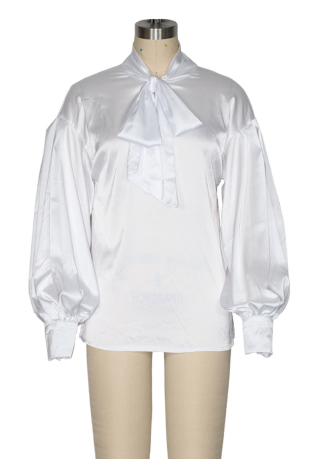 Blusa de satén con lazo en el cuello