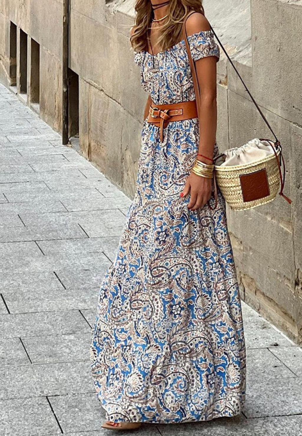 Vestido largo con hombros descubiertos y estampado paisley