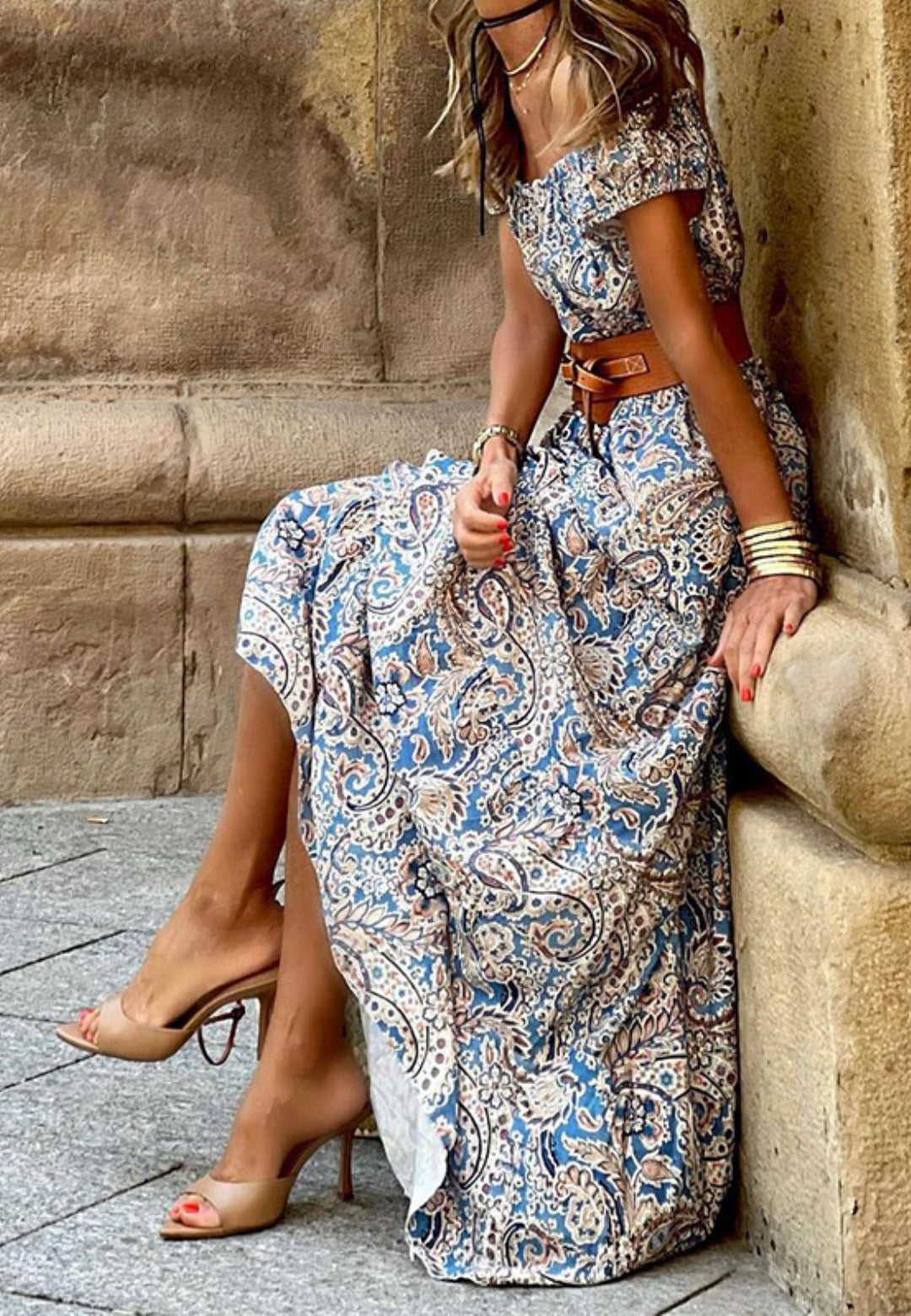 Vestido largo con hombros descubiertos y estampado paisley