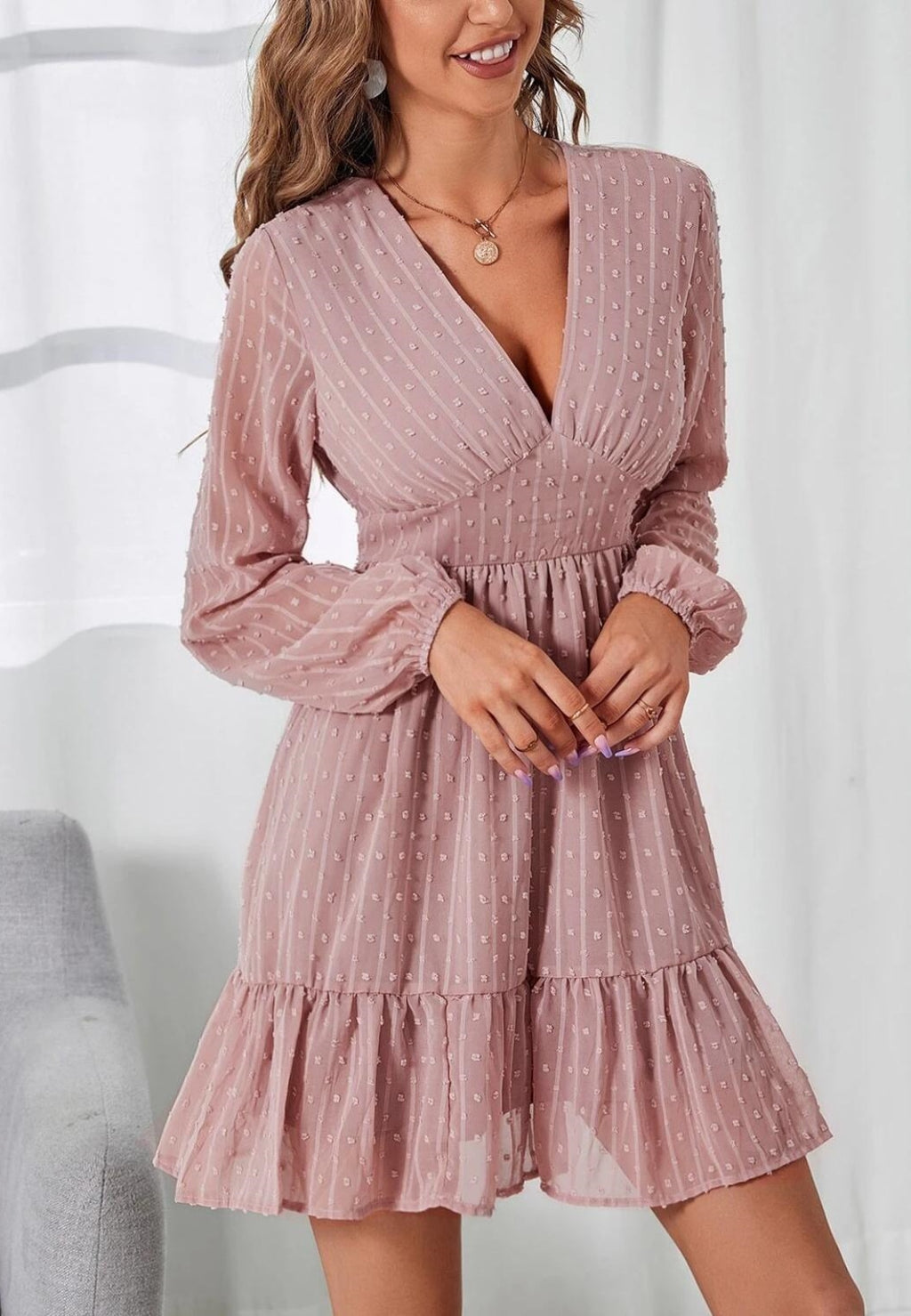 Vestido de lunares suizos con textura y escote pronunciado