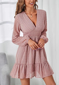Vestido de lunares suizos con textura y escote pronunciado