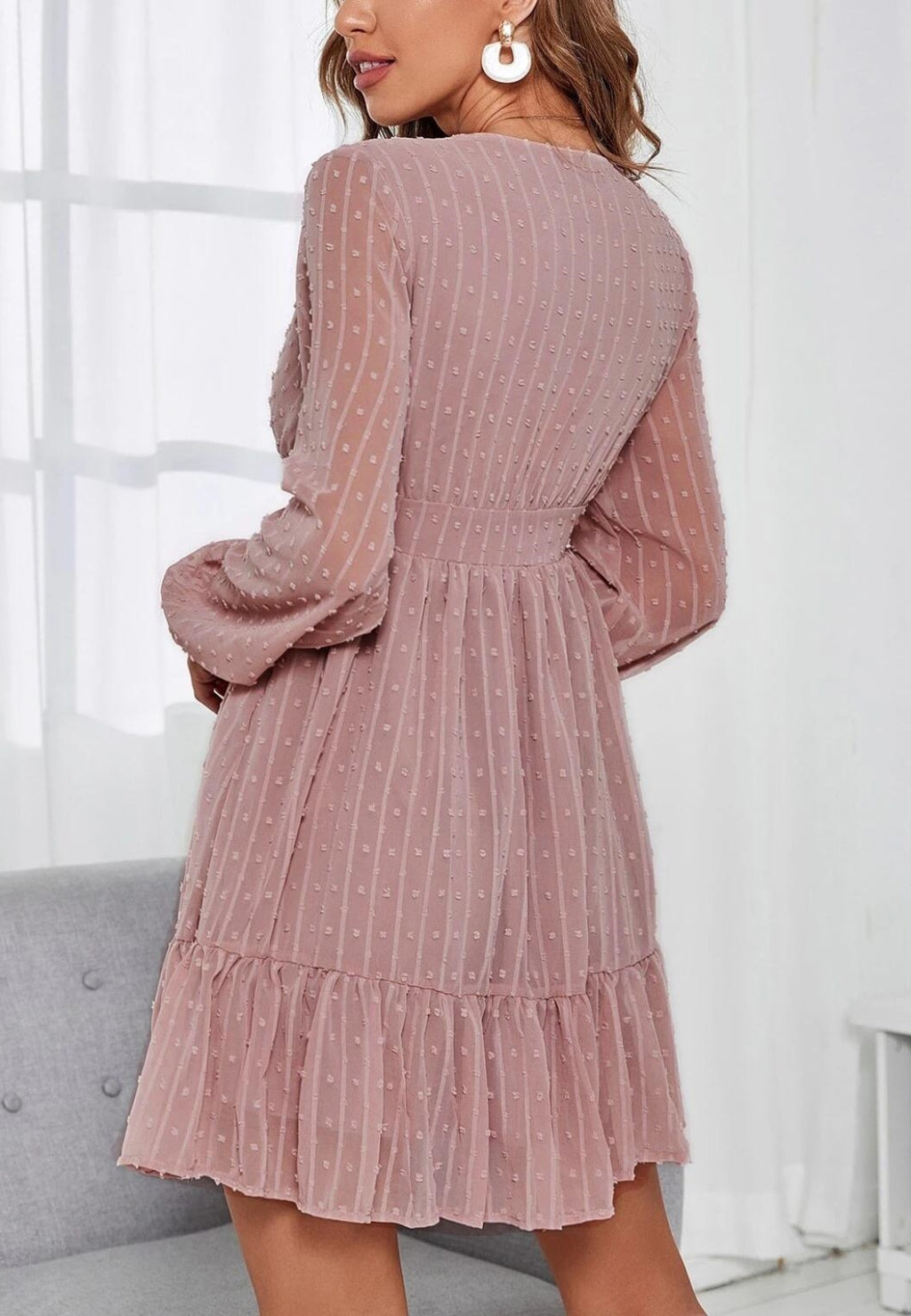 Vestido de lunares suizos con textura y escote pronunciado