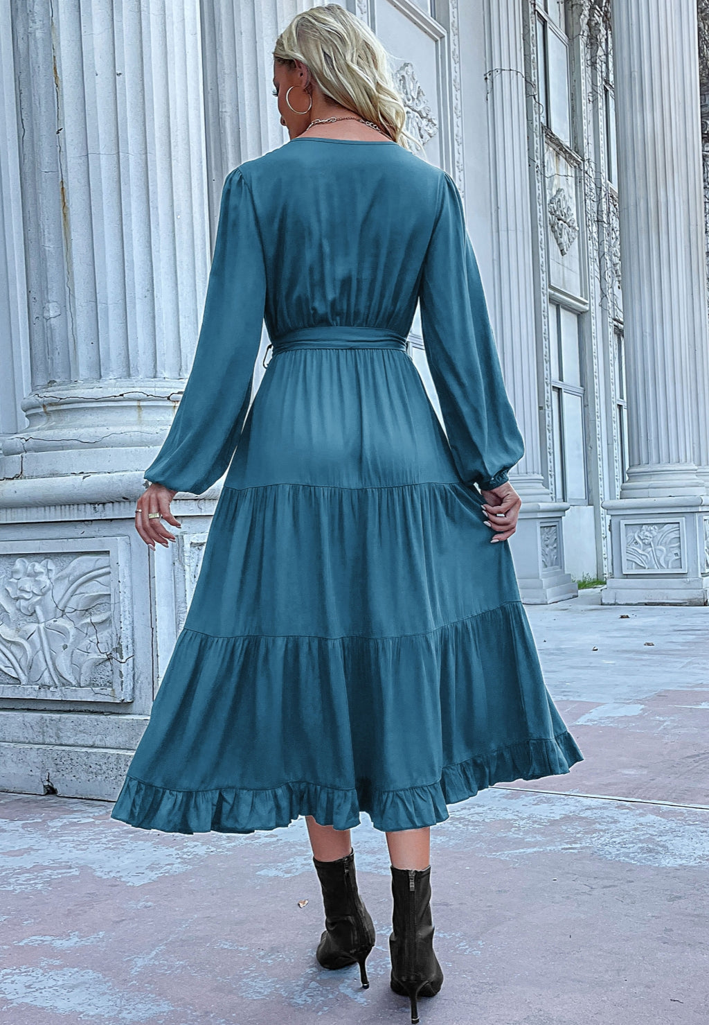 Vestido midi escalonado con detalle de botones