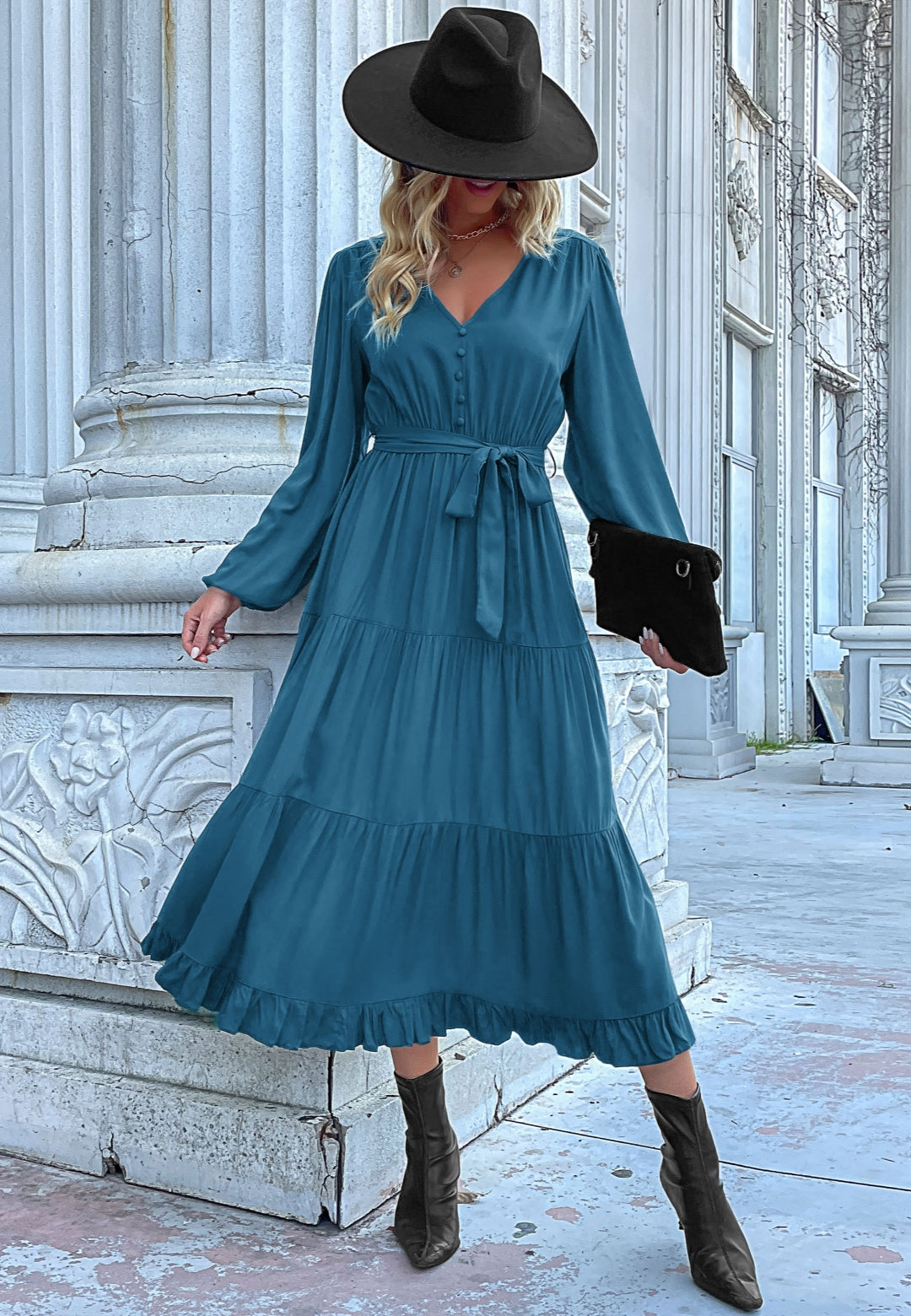 Vestido midi escalonado con detalle de botones