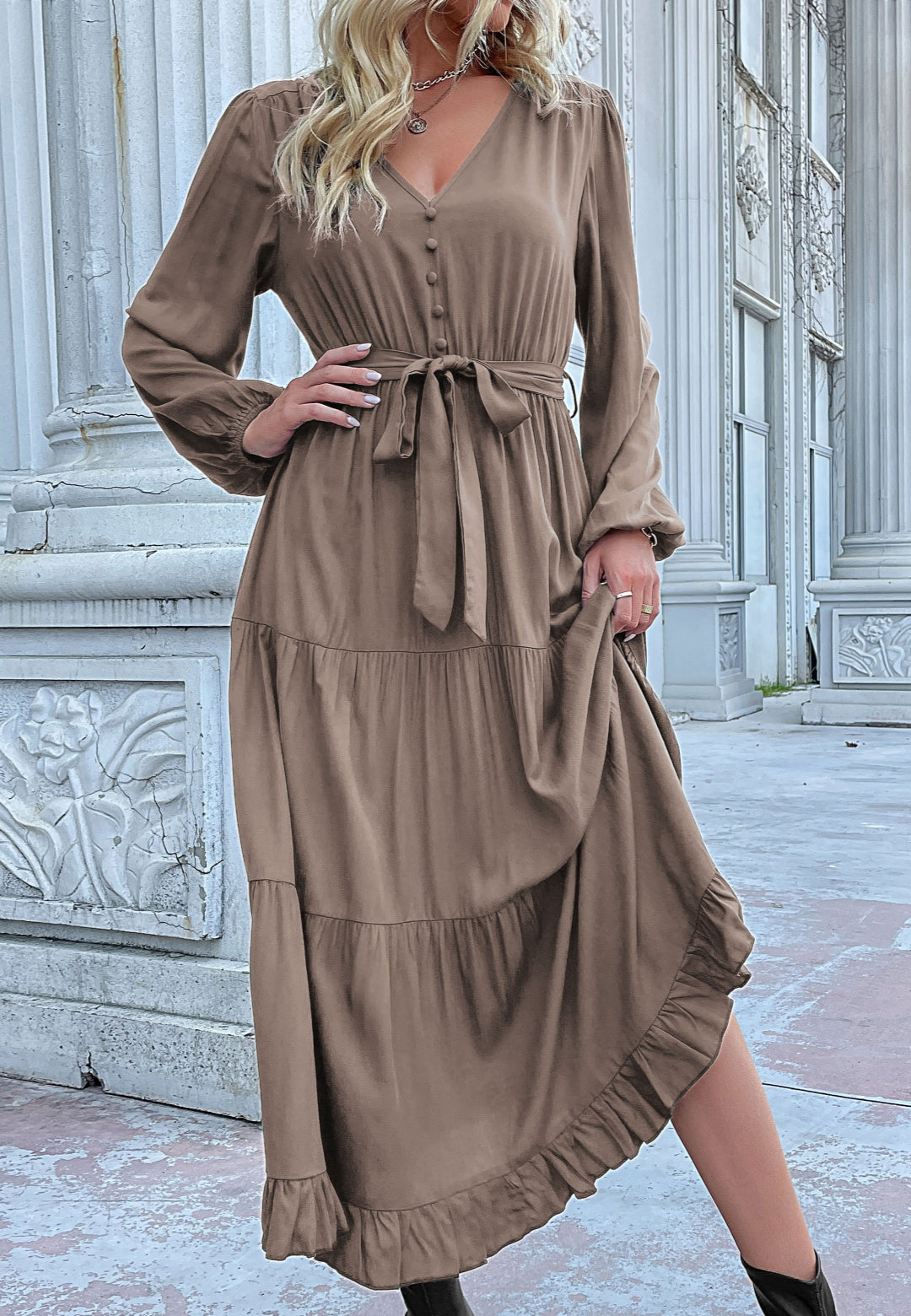 Vestido midi escalonado con detalle de botones