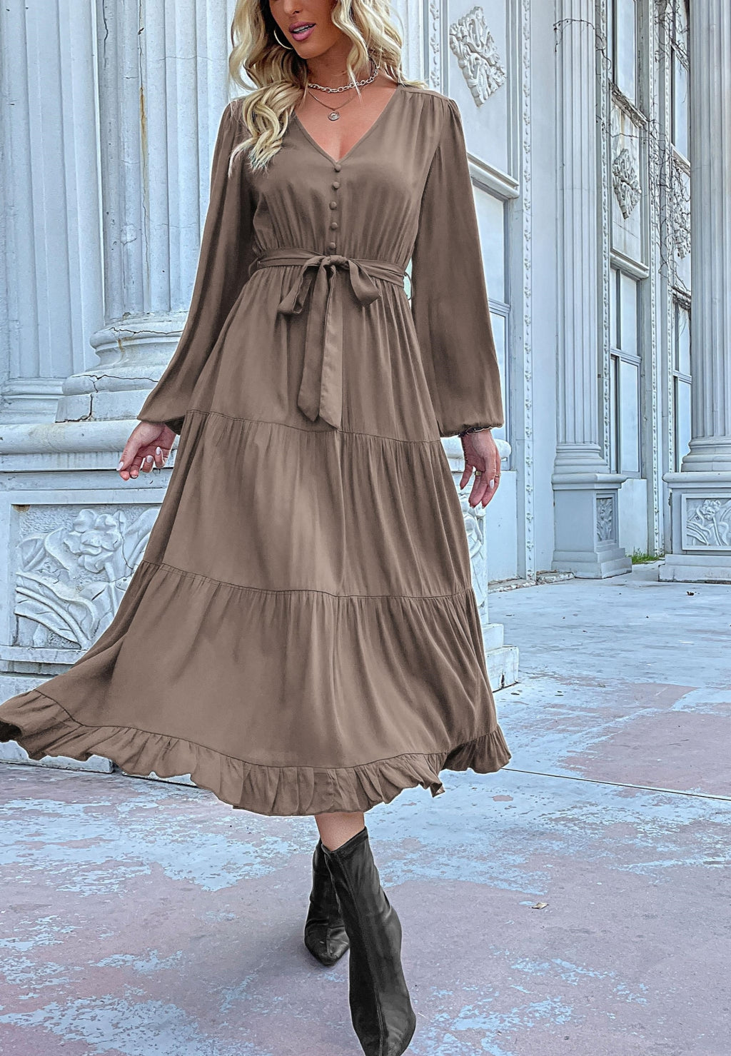 Vestido midi escalonado con detalle de botones